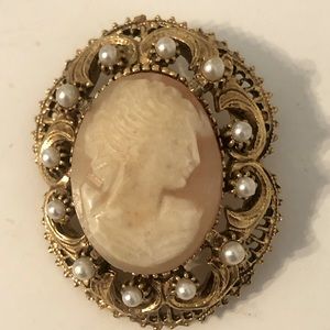 Brooch vintage cameo with pearls around it. Approximately 2 inches long 1.5”wide